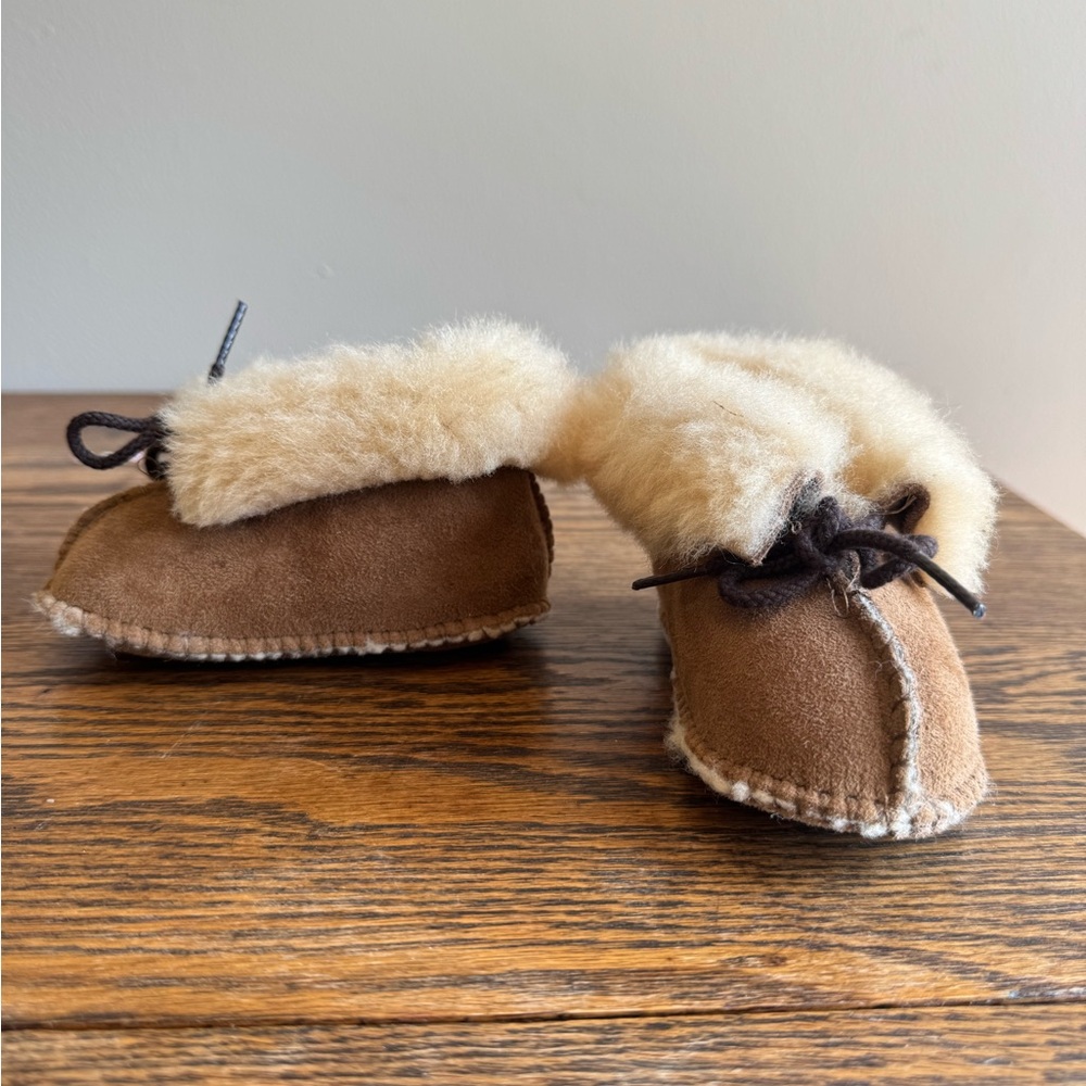 BABY/TODDLER Minnetonka Genuine Sheepskin Golden Tan Booties SIZE 3 UNISEX